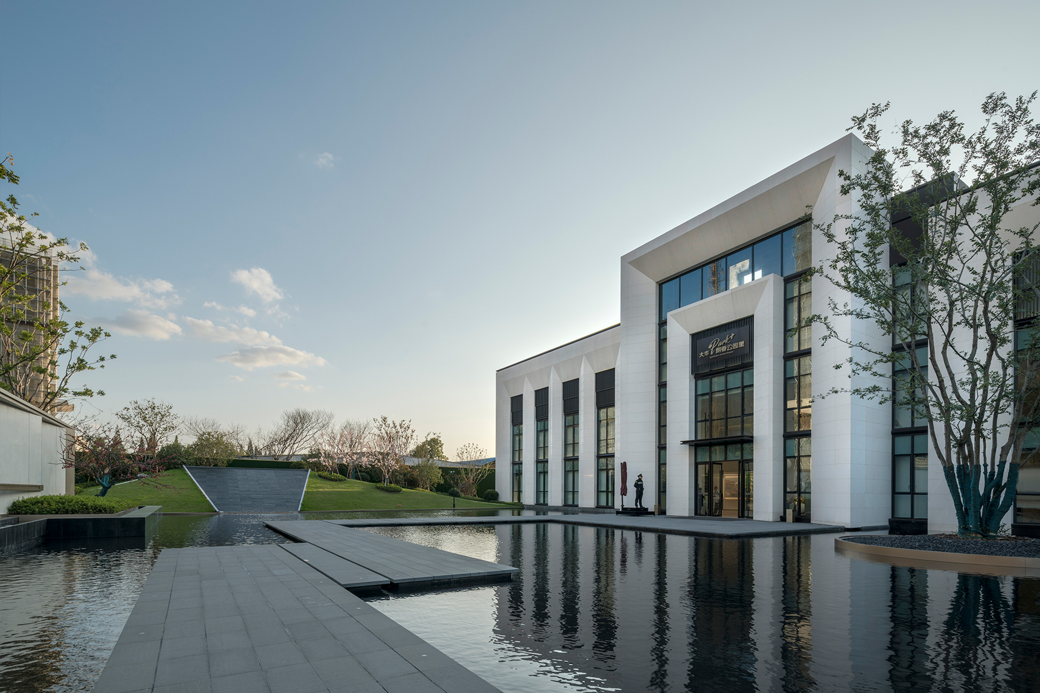 上海大华朗香公园里